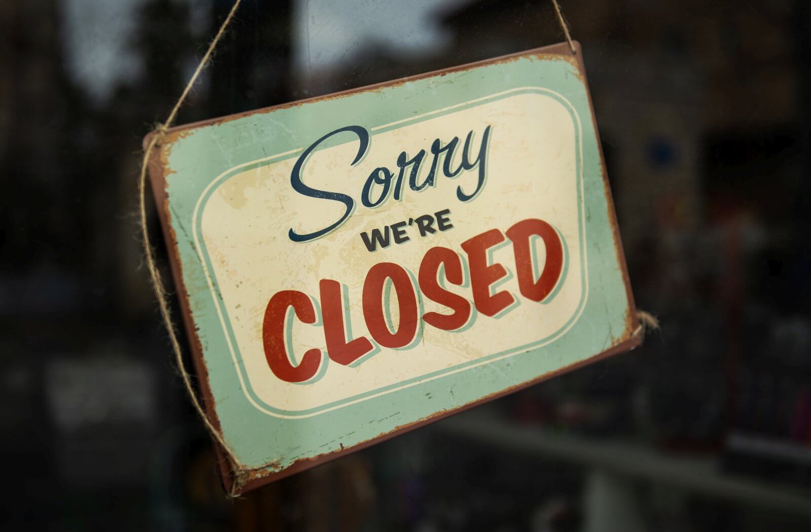 Ein Schild auf dem in Englisch steht:Sorry, wir sind geschlossen